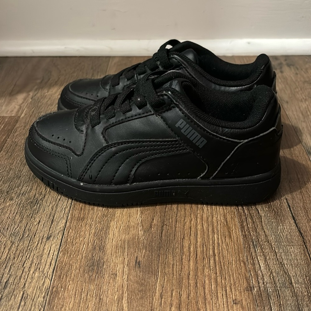 Black puma soft foam shoes.